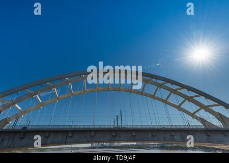 Fiume Songhua ponte ferroviario in autunno giornata soleggiata a Harbin, Cina Foto Stock