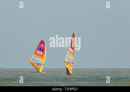 29 novembre 2018, Zhuhai, Guangdong. Il 2018 Asian Campionati di Vela & Asian aquilone bordo campionati è entrato nella sua quinta giornata. Nonostante le pessime condizioni atmosferiche, l'evento era ancora in pieno svolgimento, con atleti sfidando il freddo vento per la lotta contro il vento e le onde nelle acque dell'incenso della baia di stufa a Zhuhai per buoni risultati. Foto Stock