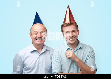 Buon compleanno padre e figlio avente vivaci, sorridente con gioia Foto Stock