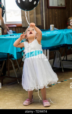 Bambino con elio palloncini pieni al ricevimento di nozze; Congressional Chiesa; Buena Vista; Colorado; USA Foto Stock