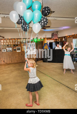 Bambino con elio palloncini pieni al ricevimento di nozze; Congressional Chiesa; Buena Vista; Colorado; USA Foto Stock