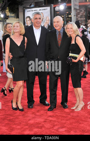 LOS ANGELES, CA. Giugno 16, 2008: Alan Arkin (a destra) & figlio Adam Arkin & date presso la premiere mondiale di Alan Arkin è di nuovo film 'Get Smart' al Mann Village Theatre, Westwood. © 2008 Paul Smith / Featureflash Foto Stock