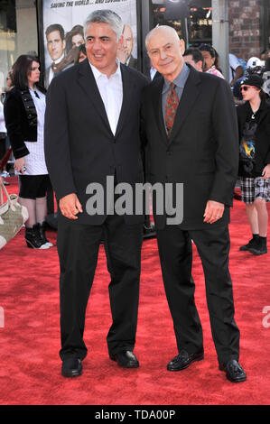 LOS ANGELES, CA. Giugno 16, 2008: Alan Arkin (a destra) & figlio Adam Arkin presso la premiere mondiale di Alan Arkin è di nuovo film 'Get Smart' al Mann Village Theatre, Westwood. © 2008 Paul Smith / Featureflash Foto Stock