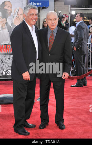 LOS ANGELES, CA. Giugno 16, 2008: Alan Arkin (a destra) & figlio Adam Arkin presso la premiere mondiale di Alan Arkin è di nuovo film 'Get Smart' al Mann Village Theatre, Westwood. © 2008 Paul Smith / Featureflash Foto Stock