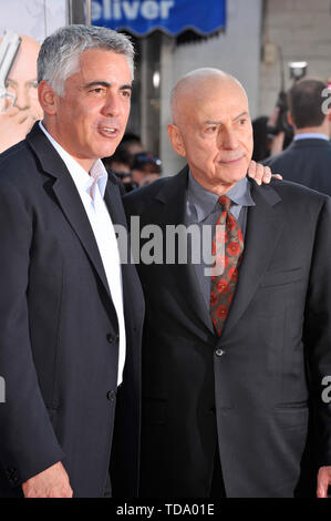 LOS ANGELES, CA. Giugno 16, 2008: Alan Arkin (a destra) & figlio Adam Arkin presso la premiere mondiale di Alan Arkin è di nuovo film 'Get Smart' al Mann Village Theatre, Westwood. © 2008 Paul Smith / Featureflash Foto Stock