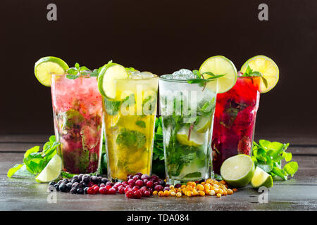 Diversi tipi di cocktail mojito scuro su sfondo marrone Foto Stock
