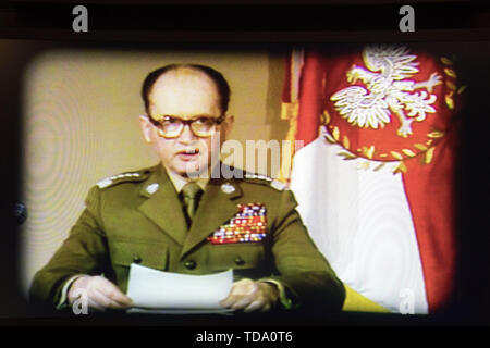 13 dicembre 1981 Generale Wojciech Jaruzelski. TV discorso annunciando l introduzione della legge marziale in Polonia come una parte di esposizione in Europejskie Cen Foto Stock