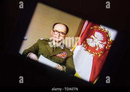 13 dicembre 1981 Generale Wojciech Jaruzelski. TV discorso annunciando l introduzione della legge marziale in Polonia come una parte di esposizione in Europejskie Cen Foto Stock