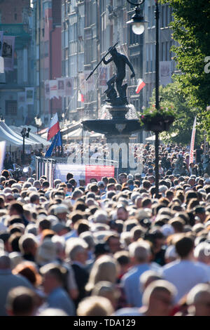 Manierista fiammingo Fontanna Neptuna (Fontana di Nettuno) su Dlugi Targ (Mercato Lungo) nella città principale nel centro storico di Danzica, Polonia. 4 giugno 2019 © Foto Stock