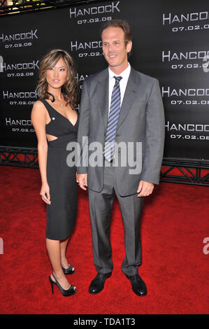 LOS ANGELES, CA. Giugno 30, 2008: Peter Berg & data presso il Los Angeles premiere di 'Hancock" a Grauman's Chinese Theater di Hollywood. © 2008 Paul Smith / Featureflash Foto Stock