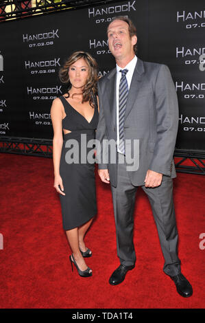 LOS ANGELES, CA. Giugno 30, 2008: Peter Berg & data presso il Los Angeles premiere di 'Hancock" a Grauman's Chinese Theater di Hollywood. © 2008 Paul Smith / Featureflash Foto Stock