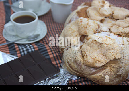 Tabella con un servizio completo di un tipico valenciano mona de Pascua (Pasqua), il caffè e la cioccolata per due Foto Stock