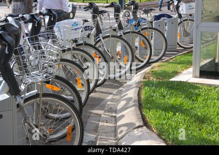 Giugno 2018. Valencia, Spagna. Vista di un luogo di concentrazione di biciclette comunali nella capitale valenciana in Spagna. Foto Stock