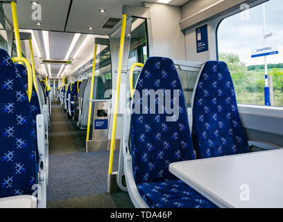 Interno dei sedili vuoti della classe 385 per carrozze Scotrail, Scozia, Regno Unito Foto Stock