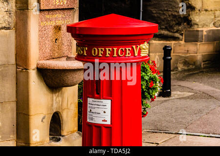 A pieghe di Victorian casella postale presso Eastgate, Warwick, Regno Unito. Uno dei primi in Gran Bretagna. Foto Stock
