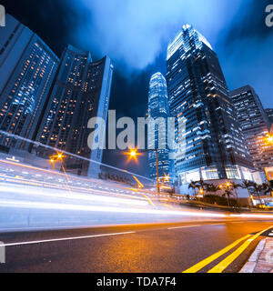 Traffico sentieri di luce e di edifici per uffici. Foto Stock
