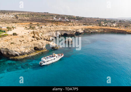 La laguna blu su Cipro isola tropicale sulla spiaggia del mare di Cavo Greco in mattina. La pietra naturale di roccia ponte di amore Foto Stock