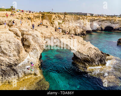 Ayia Napa, Cipro paesaggio con amore bello ponte di roccia sul mare mediterraneo al tramonto Foto Stock