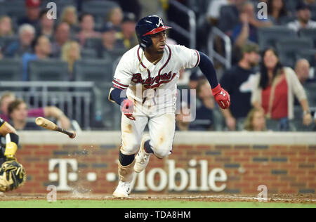 Atlanta, GA, Stati Uniti d'America. 12 Giugno, 2019. Atlanta Braves infielder Ozzie Albies colpisce un doppio durante la quinta inning di gioco MLB contro i pirati di Pittsburgh a SunTrust Park di Atlanta, GA. Austin McAfee/CSM/Alamy Live News Foto Stock