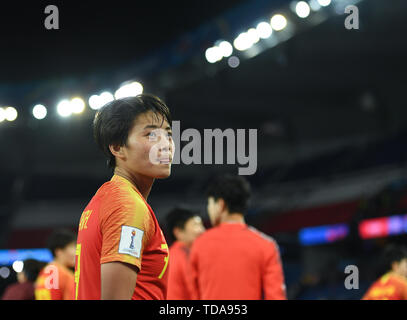 Parigi, Francia. Xiii Giugno, 2019. Wang Shuang della Cina reagisce dopo il gruppo B match tra il Sudafrica e la Cina al 2019 FIFA Coppa del Mondo Femminile a Parigi, Francia, 13 giugno 2019. Credito: Mao Siqian/Xinhua/Alamy Live News Foto Stock