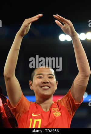 Parigi, Francia. Xiii Giugno, 2019. Li Ying della Cina celebra dopo il gruppo B match tra il Sudafrica e la Cina al 2019 FIFA Coppa del Mondo Femminile a Parigi, Francia, 13 giugno 2019. Credito: Mao Siqian/Xinhua/Alamy Live News Foto Stock