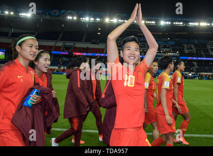 Parigi, Francia. Xiii Giugno, 2019. I giocatori della Cina festeggiano dopo il gruppo B match tra il Sudafrica e la Cina al 2019 FIFA Coppa del Mondo Femminile a Parigi, Francia, 13 giugno 2019. Credito: Mao Siqian/Xinhua/Alamy Live News Foto Stock