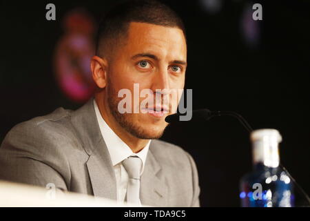 Madrid Spagna. Xiii Giugno, 2019. Eden Hazard (reale), Giugno 13, 2019 - Calcio Calcio : Presentazione del Real Madrid in nuovo giocatore Eden luci al Santiago Bernabeu Stadium in Madrid Spagna. Credito: Mutsu Kawamori/AFLO/Alamy Live News Foto Stock