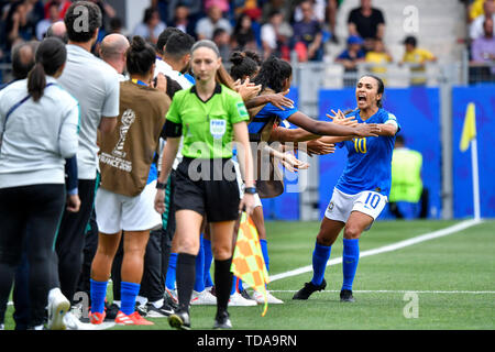 Montpellier. Xiii Giugno, 2019. Marta (1R) del Brasile festeggia con i suoi compagni di squadra dopo il punteggio di penalità durante il gruppo C match tra il Brasile e l'Australia in 2019 FIFA Coppa del Mondo Femminile a Montpellier, Francia il 13 giugno 2019. Credito: Chen Yichen/Xinhua/Alamy Live News Foto Stock