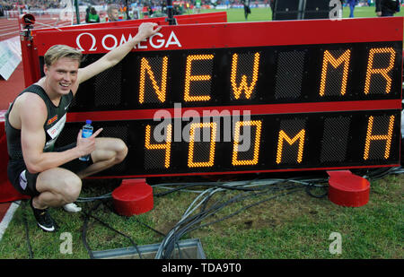 Oslo, Norvegia. Xiii Giugno, 2019. Karsten Warholm di Norvegia festeggia dopo aver vinto il Uomini 400m Ostacoli presso la IAAF Diamond League a Oslo, Norvegia, il 13 giugno 2019. Credito: Liang Youchang/Xinhua/Alamy Live News Foto Stock