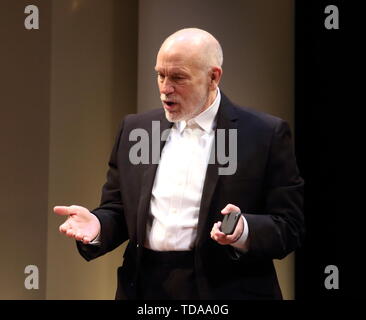 Londra, Regno Unito. Xiii Giugno, 2019. Attore di Hollywood John Malkovich conduce il cast di grano amaro al Garrick Theatre, Londra. Anche interpretato da Doon Mackichan, Ioanna Kimbook e Alexander Arnold Credito: SOPA Immagini limitata/Alamy Live News Foto Stock