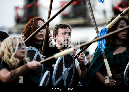 Lugo, Spagna. Xiii Giugno, 2019. La gente vestita come Celtics con lance in ARDE Lucus festival. Arde Lucus, celebrato nella città dal 2001 alla fine di giugno, è un galiziano festa di interesse turistico. Fa rivivere il passato Gallaecian-Roman della città ed è stato avviato per commemorare la sua fondazione. Credito: SOPA Immagini limitata/Alamy Live News Foto Stock