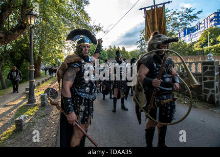 Lugo, Spagna. Xiii Giugno, 2019. Uomini vestiti come Praetorian Guard durante le prestazioni in ARDE Lucus festival. Arde Lucus, celebrato nella città dal 2001 alla fine di giugno, è un galiziano festa di interesse turistico. Fa rivivere il passato Gallaecian-Roman della città ed è stato avviato per commemorare la sua fondazione. Credito: SOPA Immagini limitata/Alamy Live News Foto Stock