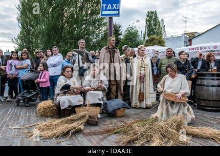 Lugo, Spagna. Xiii Giugno, 2019. La gente vestita come Celtics prendendo parte dell'ARDE Lucus festival. Arde Lucus, celebrato nella città dal 2001 alla fine di giugno, è un galiziano festa di interesse turistico. Fa rivivere il passato Gallaecian-Roman della città ed è stato avviato per commemorare la sua fondazione. Credito: SOPA Immagini limitata/Alamy Live News Foto Stock