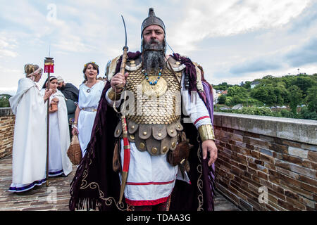 Lugo, Spagna. Xiii Giugno, 2019. Un uomo vestito come il fenicio prendere parte dell'ARDE Lucus festival. Arde Lucus, celebrato nella città dal 2001 alla fine di giugno, è un galiziano festa di interesse turistico. Fa rivivere il passato Gallaecian-Roman della città ed è stato avviato per commemorare la sua fondazione. Credito: SOPA Immagini limitata/Alamy Live News Foto Stock