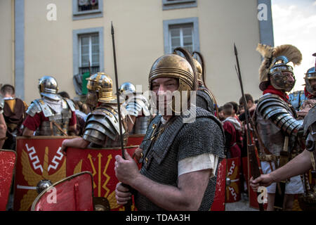 Lugo, Spagna. Xiii Giugno, 2019. Un uomo vestito da soldato romano durante la performance nel ARDE Lucus festival. Arde Lucus, celebrato nella città dal 2001 alla fine di giugno, è un galiziano festa di interesse turistico. Fa rivivere il passato Gallaecian-Roman della città ed è stato avviato per commemorare la sua fondazione. Credito: SOPA Immagini limitata/Alamy Live News Foto Stock