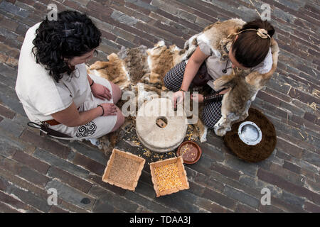 Lugo, Spagna. Xiii Giugno, 2019. Donne abbigliate come Celtics lavora con mulini di pietra nel ARDE Lucus festival. Arde Lucus, celebrato nella città dal 2001 alla fine di giugno, è un galiziano festa di interesse turistico. Fa rivivere il passato Gallaecian-Roman della città ed è stato avviato per commemorare la sua fondazione. Credito: SOPA Immagini limitata/Alamy Live News Foto Stock