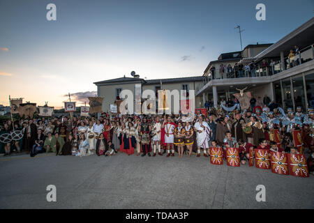 Lugo, Spagna. Xiii Giugno, 2019. La gente vestita come Celtics e dei romani in posa dopo la performance in ARDE Lucus festival. Arde Lucus, celebrato nella città dal 2001 alla fine di giugno, è un galiziano festa di interesse turistico. Fa rivivere il passato Gallaecian-Roman della città ed è stato avviato per commemorare la sua fondazione. Credito: SOPA Immagini limitata/Alamy Live News Foto Stock