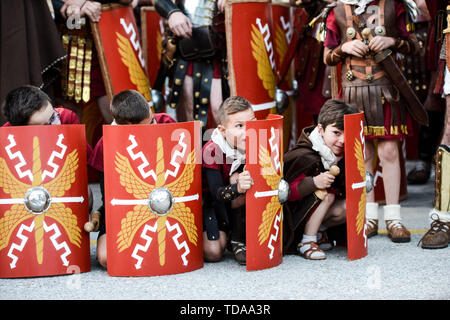 Lugo, Spagna. Xiii Giugno, 2019. Bambini vestiti da centurioni romani, guardando oltre i loro scudi in ARDE Lucus festival. Arde Lucus, celebrato nella città dal 2001 alla fine di giugno, è un galiziano festa di interesse turistico. Fa rivivere il passato Gallaecian-Roman della città ed è stato avviato per commemorare la sua fondazione. Credito: SOPA Immagini limitata/Alamy Live News Foto Stock