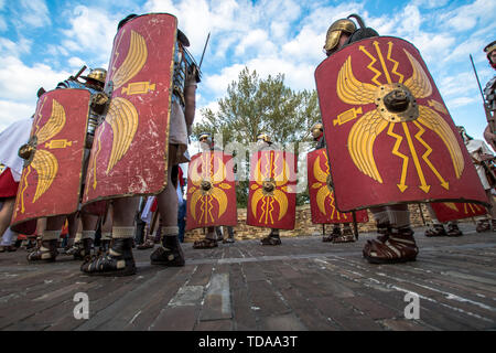 Lugo, Spagna. Xiii Giugno, 2019. Uomini vestiti come centurioni romani durante le prestazioni in ARDE Lucus festival. Arde Lucus, celebrato nella città dal 2001 alla fine di giugno, è un galiziano festa di interesse turistico. Fa rivivere il passato Gallaecian-Roman della città ed è stato avviato per commemorare la sua fondazione. Credito: SOPA Immagini limitata/Alamy Live News Foto Stock