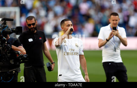 Madrid, Spagna. Xiii Giugno, 2019. Pericolo di Eden visto durante la sua presentazione come un nuovo giocatore del Real Madrid CF a Estadio Santiago Bernabeu a Madrid. Credito: SOPA Immagini limitata/Alamy Live News Foto Stock