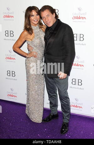 Londra, Regno Unito. Xiii Giugno, 2019. Lizzie Cundy e Jeremy Gordeno arrivare per i bambini Caudwell Butterfly Ball evento di beneficenza al Grosvenor House, Park Lane Credito: SOPA Immagini limitata/Alamy Live News Foto Stock