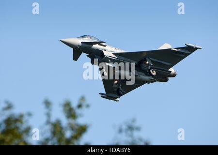 Jagel, Deutschland. Xiii Giugno, 2019. 13.06.2019, due giorni prima del giorno della Bundeswehr era sull'airbase Schleswig del Tactical Air Force Squadron 51 Immelmann, precedentemente Naval Air Squadron 1 (MFG 1) e Aufklarungsgeschwader 51 in Jagel, Schleswig-Holstein ha tenuto un spotterday al Planespotter, premere e rappresentanti delle parti interessate i trasporti aerei, jet da combattimento ed elicotteri da vicino potrebbe fotografare. Un Eurofighter Typhoon in volo. | Utilizzo di credito in tutto il mondo: dpa/Alamy Live News Foto Stock