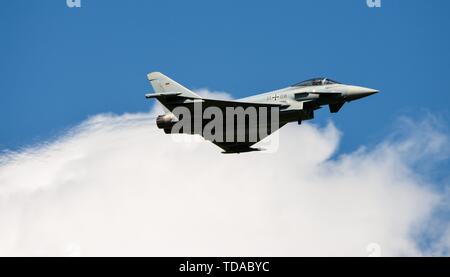 Jagel, Deutschland. Xiii Giugno, 2019. 13.06.2019, due giorni prima del giorno della Bundeswehr era sull'airbase Schleswig del Tactical Air Force Squadron 51 Immelmann, precedentemente Naval Air Squadron 1 (MFG 1) e Aufklarungsgeschwader 51 in Jagel, Schleswig-Holstein ha tenuto un spotterday al Planespotter, premere e rappresentanti delle parti interessate i trasporti aerei, jet da combattimento ed elicotteri da vicino potrebbe fotografare. Un Eurofighter Typhoon in volo. | Utilizzo di credito in tutto il mondo: dpa/Alamy Live News Foto Stock