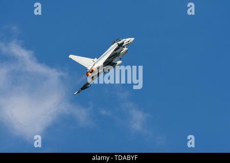 Jagel, Deutschland. Xiii Giugno, 2019. 13.06.2019, due giorni prima del giorno della Bundeswehr era sull'airbase Schleswig del Tactical Air Force Squadron 51 Immelmann, precedentemente Naval Air Squadron 1 (MFG 1) e Aufklarungsgeschwader 51 in Jagel, Schleswig-Holstein ha tenuto un spotterday al Planespotter, premere e rappresentanti delle parti interessate i trasporti aerei, jet da combattimento ed elicotteri da vicino potrebbe fotografare. Un Eurofighter Typhoon in volo con cauterizzato postcombustore. | Utilizzo di credito in tutto il mondo: dpa/Alamy Live News Foto Stock