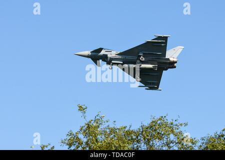 Jagel, Deutschland. Xiii Giugno, 2019. 13.06.2019, due giorni prima del giorno della Bundeswehr era sull'airbase Schleswig del Tactical Air Force Squadron 51 Immelmann, precedentemente Naval Air Squadron 1 (MFG 1) e Aufklarungsgeschwader 51 in Jagel, Schleswig-Holstein ha tenuto un spotterday al Planespotter, premere e rappresentanti delle parti interessate i trasporti aerei, jet da combattimento ed elicotteri da vicino potrebbe fotografare. Un Eurofighter Typhoon in volo. | Utilizzo di credito in tutto il mondo: dpa/Alamy Live News Foto Stock