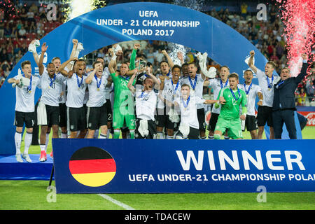 Cracovia, Polen. Il 30 giugno, 2017. Capitano della squadra Massimiliano Arnold (MI., GER) e la sua allegria withspieler con tazza, giubilo, tifo, tifo, gioia, entusiasmo, celebrare, finale di giubilo, cerimonia di premiazione, vincitore, Soccer U21 del Campionato Europeo finale, Germania (GER) - Spagna (ESP) 1: 0, su 30.06.2017 in Cracovia/Polonia. Il calcio U21 del Campionato Europeo dal 16.06. - 30.06.2017 in Polonia, å | Utilizzo di credito in tutto il mondo: dpa/Alamy Live News Foto Stock