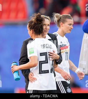 Tripudio finale Team GER, autobus/pullman/autobus Martina VOSS-TECKLENBURG (GER) abbracci Lina MAGULL (GER). Gruppo preliminare B, corrispondono 15, Germania (GER) - Spagna (ESP) 1: 0, su 12.06.2019 a Valenciennes. Le donne di Calcio World Cup 2019 dal 07.06. - 07.07.2019 in Francia. € | Utilizzo di tutto il mondo Foto Stock