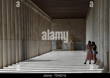 Atene, Grecia. Xiii Giugno, 2019. Turisti visitano la Stoa di Attalos nel sito archeologico dell'Antica Agorà di Atene, Grecia, il 13 giugno 2019. Credito: Marios Lolos/Xinhua/Alamy Live News Foto Stock