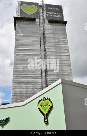 Grenfell Tower, London, Regno Unito. 14 Giugno, 2019. La torre Grenfell fire anniversario commemorazioni. Credito: Matteo Chattle/Alamy Live News Foto Stock