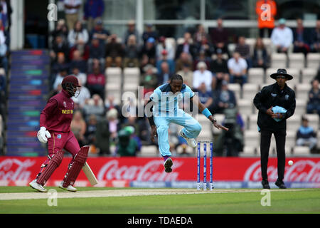 Hampshire ciotola, Southampton, Hampshire, Regno Unito. 14 Giugno, 2019. ICC di Coppa del Mondo di cricket, Inghilterra versus West Indies; Jofra Archer salta per evitare la sfera come Chris Gayle hits quattro piste Credito: Azione Sport Plus/Alamy Live News Credit: Azione Plus immagini di sport/Alamy Live News Foto Stock